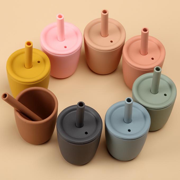 Tasse saine en gros de l'eau de biberon d'enfants de silicone de catégorie comestible avec la tasse d'enfant en bas âge de formation de couvercle de Sippy