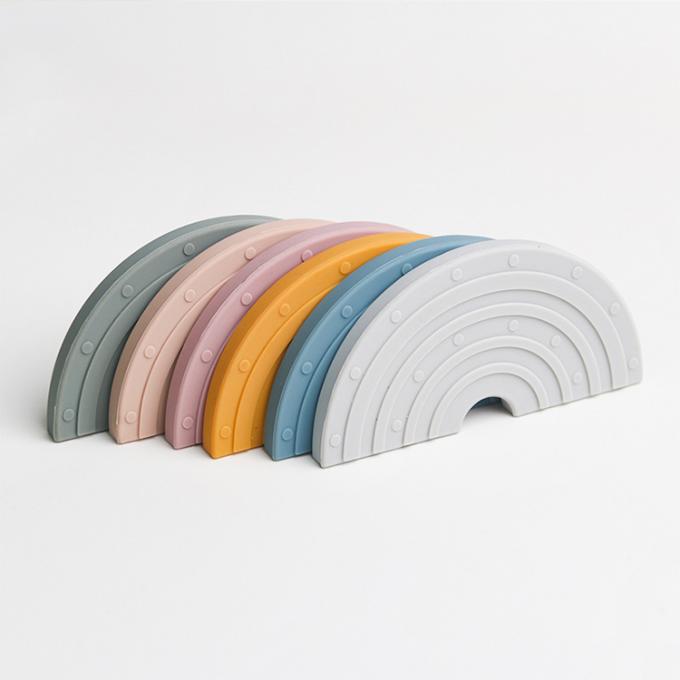 jouet 2021 libre fait sur commande de Teether de silicone de dentition de bébé d'arc-en-ciel de silicone du produit nouveau BPA