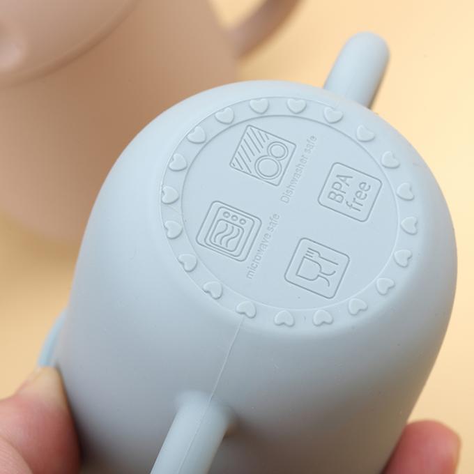 2021 des enfants portatifs de nouveaux conception enfants en bas âge organiques et réutilisables formant la tasse de Straw And Handle Silicone Water pour le bébé