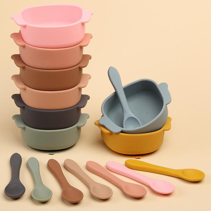 Le produit nouveau 2021 résistant à la chaleur anti-échaudent la cuvette de silicone de bébé de silicone réglée pour la cuvette d'aspiration d'enfants avec la cuillère