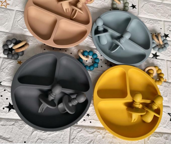 Cuillère et fourchette de alimentation d'ensemble de bébé en gros plats de dîner portatifs qui respecte l'environnement de bébé de silicone avec le diviseur