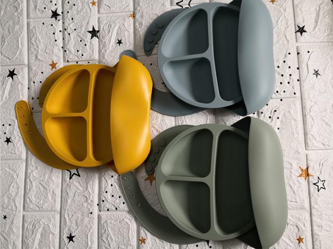 Réglable adapté aux besoins du client facilement pour nettoyer le bavoir de silicone avec l'ensemble de alimentation de bébé de plat