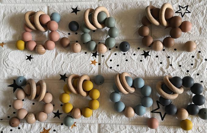 Teether fait sur commande de bébé de silicone de jouets de perles de silicone avec le bracelet 2 en bois