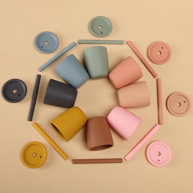 Tasse saine en gros de l'eau de biberon d'enfants de silicone de catégorie comestible avec la tasse d'enfant en bas âge de formation de couvercle de Sippy