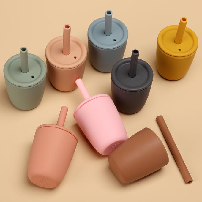 Tasse saine en gros de l'eau de biberon d'enfants de silicone de catégorie comestible avec la tasse d'enfant en bas âge de formation de couvercle de Sippy