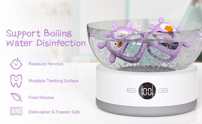 bébé faisant ses dents des jouets