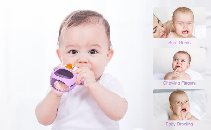 bébé faisant ses dents des jouets