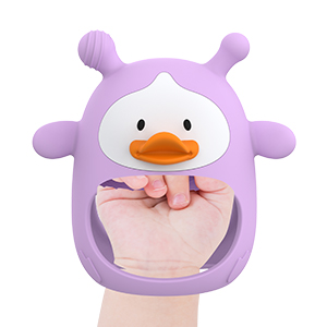 bébé faisant ses dents des jouets