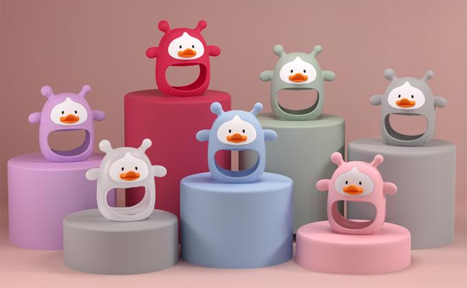 bébé faisant ses dents des jouets